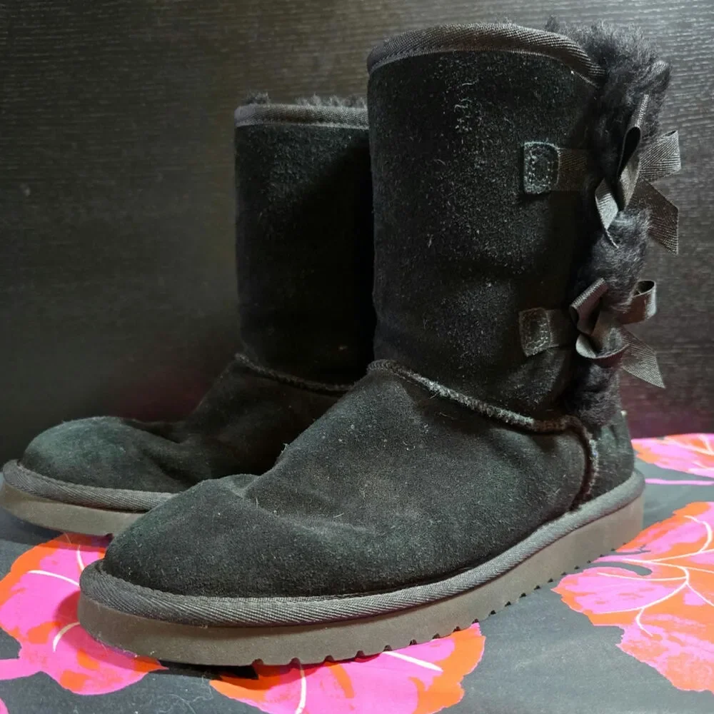 Koolaburra by UGG Victoria Short black suede lined boots with bows size 9‎